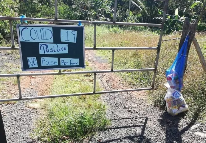 La familia recibió el apoyo de sus vecinos.