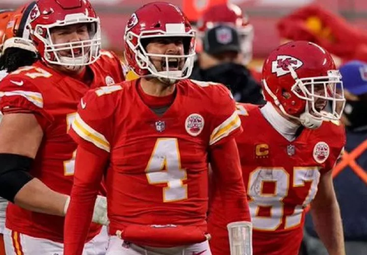 Chad Henne (4) supo manejar el partido en los momentos claves. Foto: AP