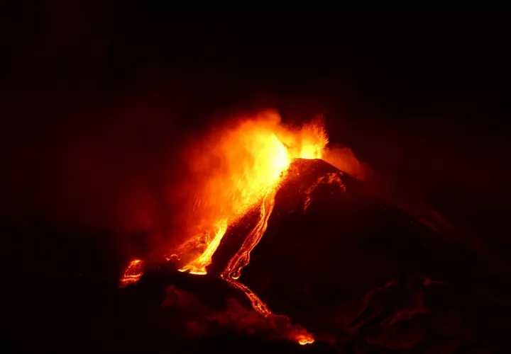 Las llamas de la explosión iluminaron el cielo nocturno de las ciudades cercanas.