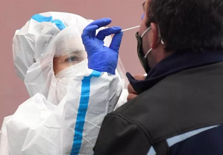 Los fallecidos en la pandemia ascienden a 2,05 millones. EFE