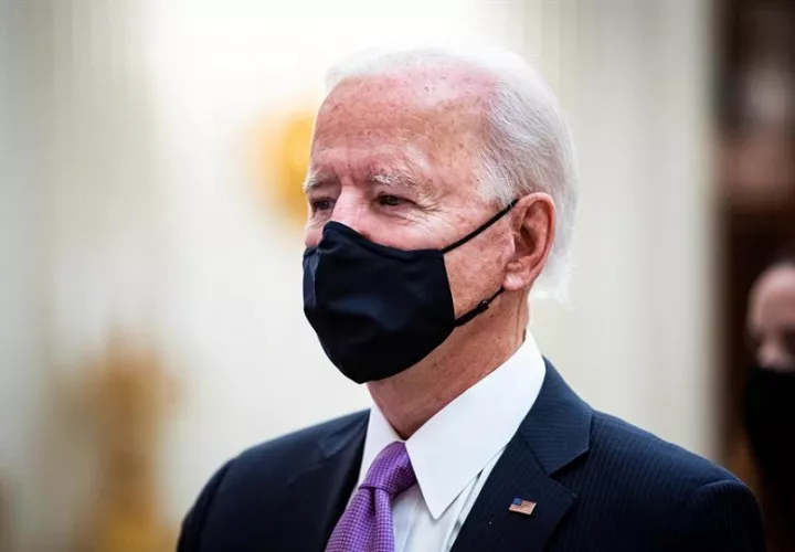 Otra de sus medidas ordena el uso de mascarillas en aeropuertos y en la mayoría de aviones, trenes, barcos y autobuses de media y larga distancia. EFE