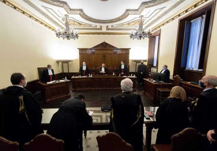 Los tres acusados han sido inhabilitados para ejercicio de cargo público en el Estado pontificio. EFE