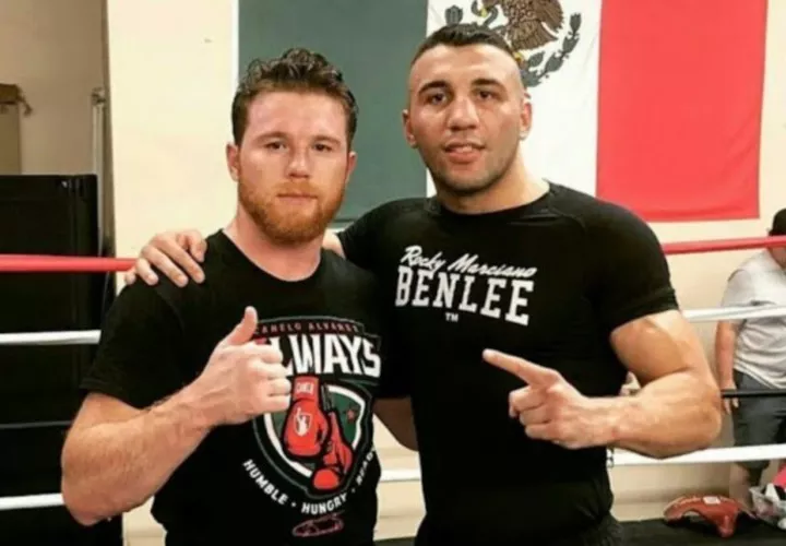 Saúl ‘Canelo’ Álvarez (izq.) y Avni Yildrim, retador mandatorio del Consejo Mundial de Boxeo (CMB). Foto: AP