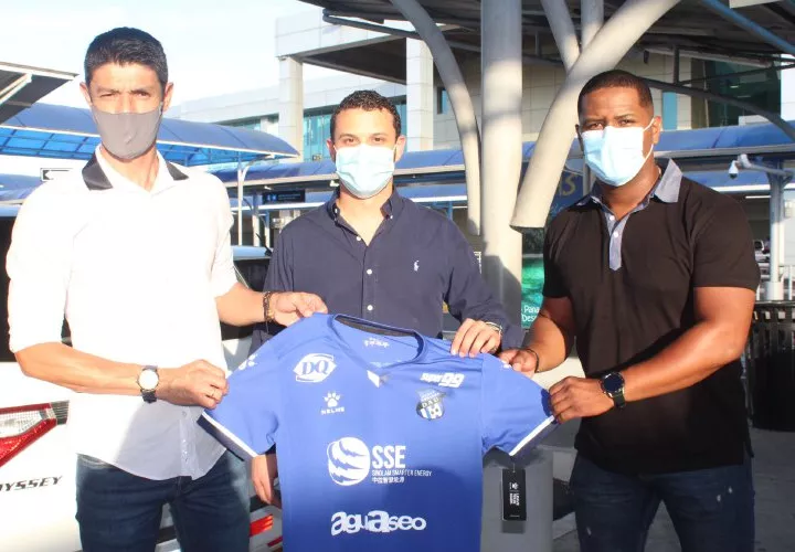 Guzmán (izq.) es recibido en Tocumen. Foto:Arabe Unido