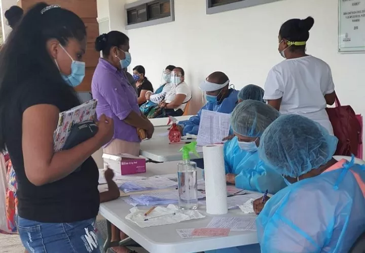 Jornada de hisopados en el Hospital Guillermo Sánchez Borbón de Isla Colón.