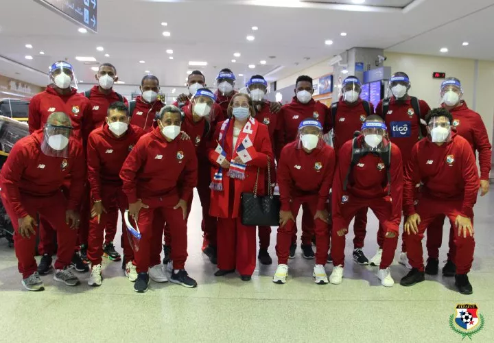 La selección de futsal posa tras su llegada a territorio marroquí. Foto:Fepafut