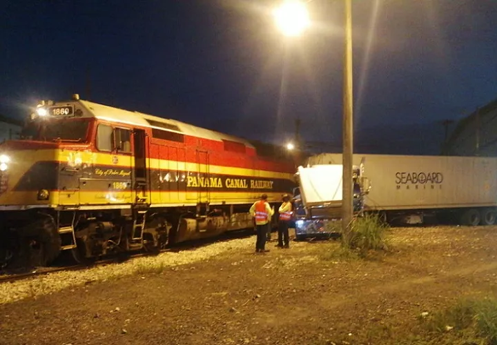 El camión colisionó con tren que en ese momento cruzaba en el área de los Cuatro Altos.
