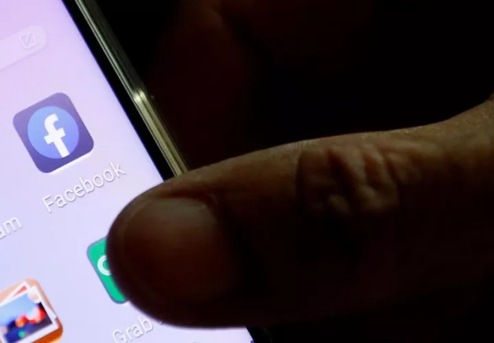 Vista del icono de la red social Facebook en un celular. EFE
