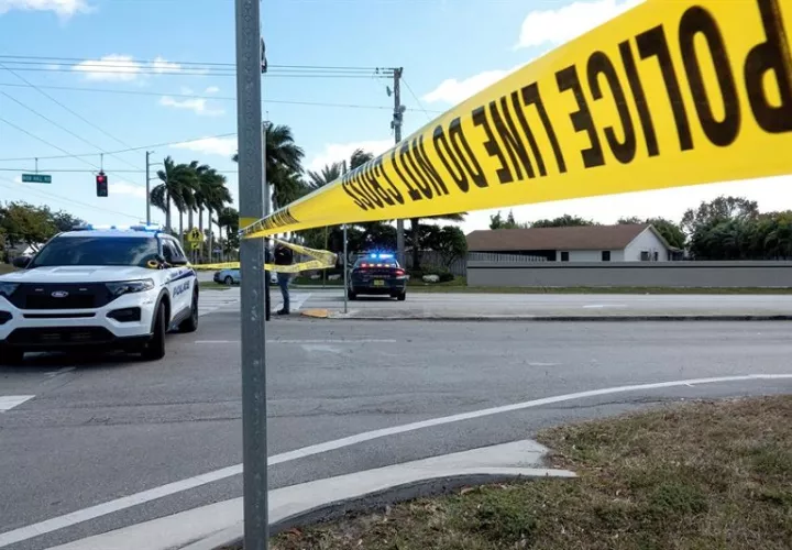 Policía federal y local en la escena de un enfrentamiento que terminó con la muerte a tiros de dos agentes de la Oficina Federal de Investigaciones (FBI). EFE