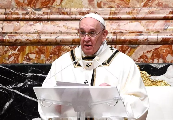 Tras la misa, Francisco se dirigió a los curas y monjas presentes, a los que recomendó &quot;escapar de los cotilleos que matan la vida comunitaria. EFE