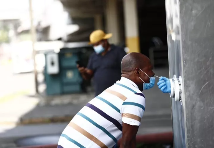 La Región de Salud de San Miguelito no ha bajado la guardia, implementado puestos de hisopados rápidos en puntos estratégicos y accesibles a la población.