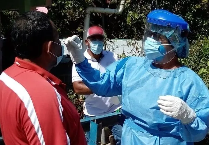 Su trabajo está reflejado en la cantidad de pruebas COVID que se realizan cada día en Panamá . Foto / Minsa.