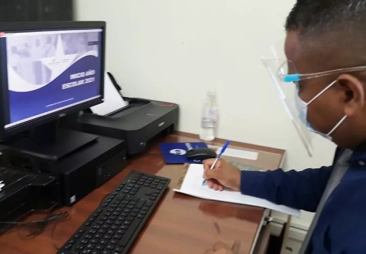 Unos 860 padres de familia participaron en la inducción sobre el año escolar 2021.