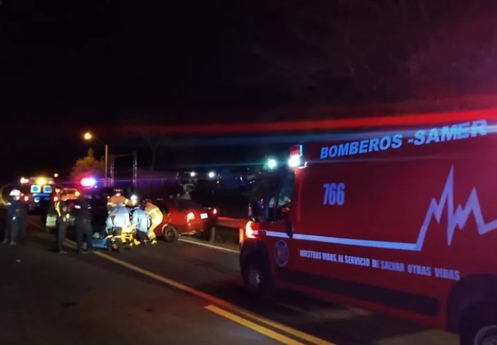 Al lugar llegaron rescatistas del Cuerpo de Bomberos de Chitré, quienes lograron rescatar a la joven herida.
