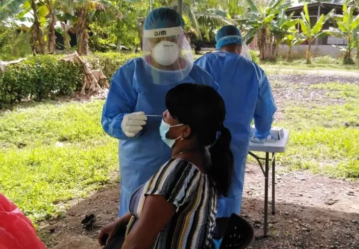 Toma de pruebas de antígenos y PCR a los residentes del corregimiento 4 de Abril.