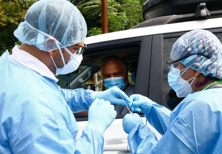 Toma de pruebas rápidas en puntos de control. Foto: Edwards Santos