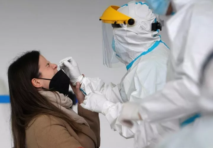 La cifra de fallecidos diarios (8.028) es la menor desde el 28 de diciembre, última jornada en la que se notificaron menos de 8.000 fallecimientos. EFE