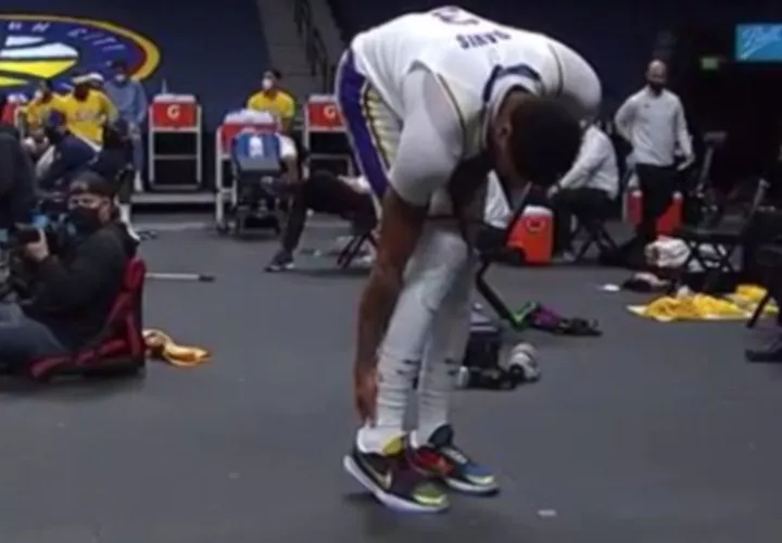 Anthony Davis se toca la parte de su cuerpo lesionada. Foto: AP