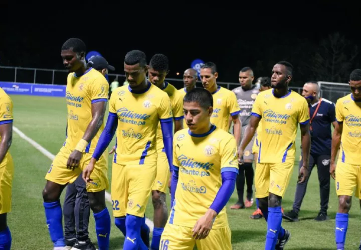 El elenco herrerano se marchó cabizbajo tras la derrota.  Foto: @HerreraFc