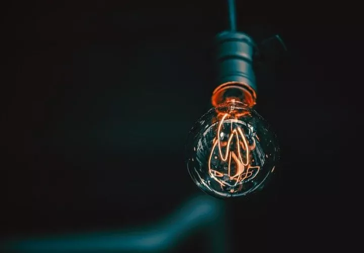 La suspensión del suministro de energía eléctrica solo se puede realizar con respecto a la morosidad en la facturación de la energía eléctrica. Foto: Pixabay