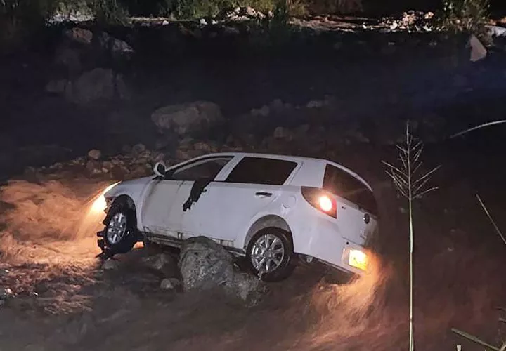 Auto donde viajaban las víctimas y que fue arrastrado. Fotos: EFE