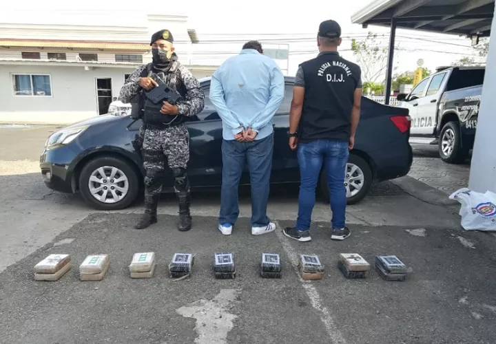 Unidades de la Policía Nacional aprehendieron a la altura de La Pesa en el distrito de La Chorrera, a un hombre quien mantenía 18 paquetes con presunta droga.