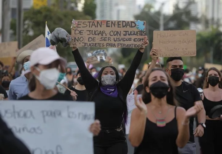 Grupos de la sociedad civil y diversos grupo estudiantiles han protestado frente a las oficinas del Senniaf en contra de los abusos infantiles cometidos en albergues. Foto: EFE Archivo