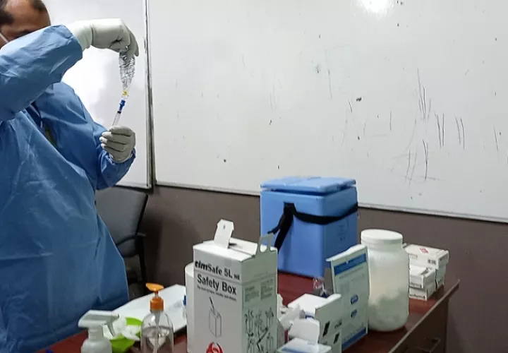 La tarea de vacunación de los 290 pacientes tomó unos cuatro.