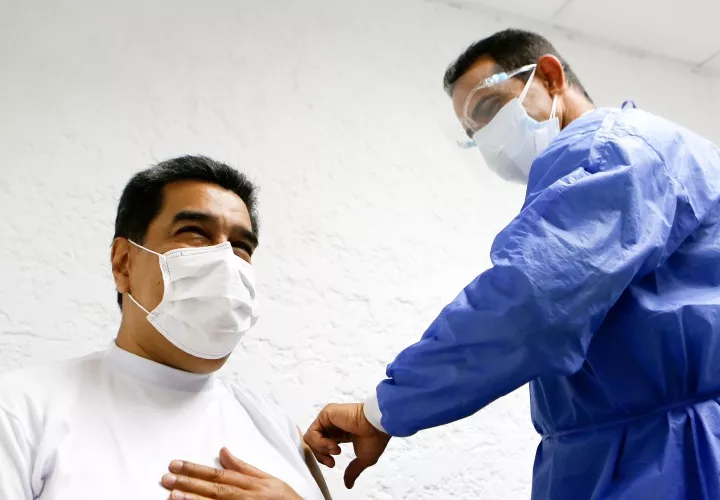 Nicolás Maduro y su esposa fueron vacunados. FOTO/EFE