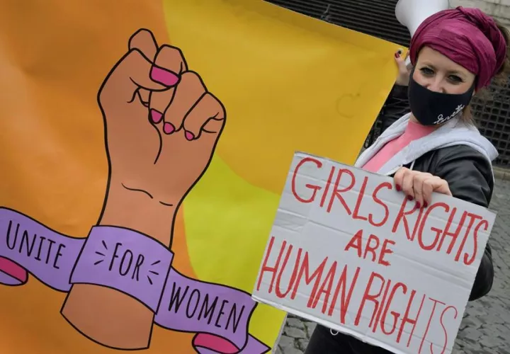 Las mujeres están más representadas en prácticamente todos los sectores que más han sufrido con el parón de las economías. Foto: EFE