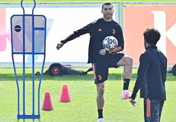 Cristiano Ronaldo (izq.) en la práctica de ayer en Italia. Foto: AP