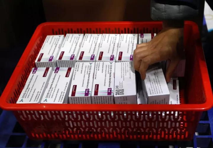 La Agencia Europea del Medicamento (EMA) recomendó “seguir administrando” la vacuna del covid-19 de AstraZeneca. EFE