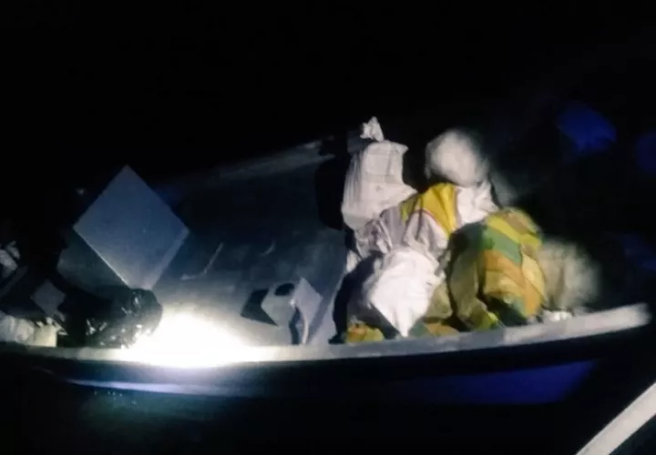 Imagen de una de las lanchas rápidas cargadas de drogas que fue interceptada en Vacamonte.