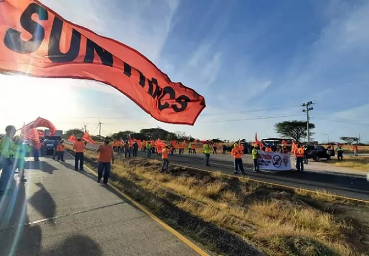 El cierre de la vía ocasionó un enorme tranque vehicular.