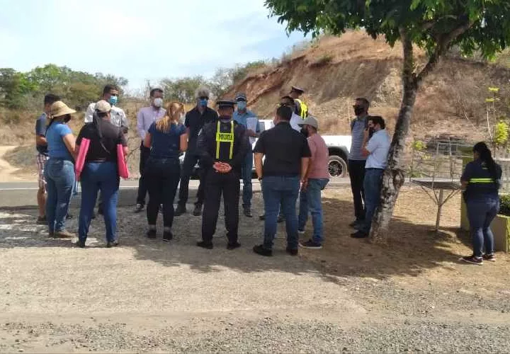 Autoridades en las diligencias en la vía de los hechos. Foto: Thays Domínguez