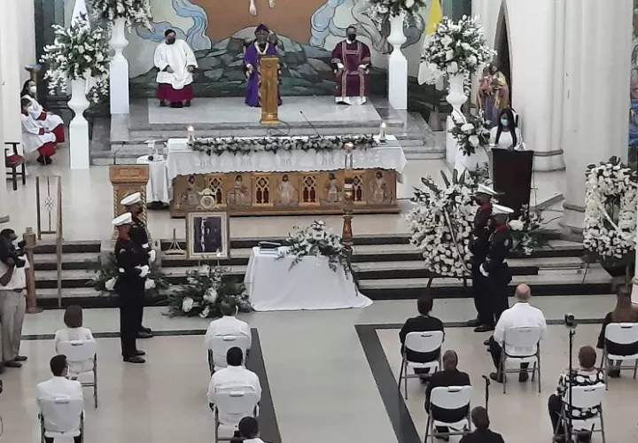 La ceremonia religiosa fue transmitida en directo por el Sistema Estatal de Radio y Televisión.