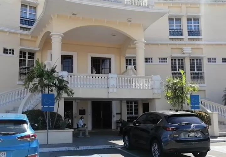 El pasado 2 de marzo de 2021, el Tribunal de Juicio, declaró culpable al hoy sentenciado por el delito de Posesión Agravada de Drogas.