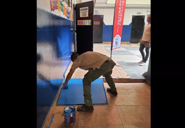 Personal de mantenimiento de la Junta Comunal de Calidonia realiza estos trabajos.