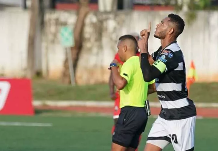 Ismael Díaz celebra su anotación. Foto:Tauro