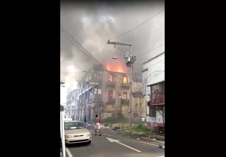El viento está ocasionando que las llamas agarren fuerza.
