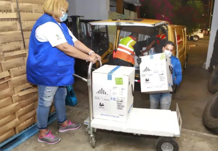 Esta madrugada llegaron a la sede del PAI las vacunas y antes del amanecer ya las estaban enviando a sus destinos.