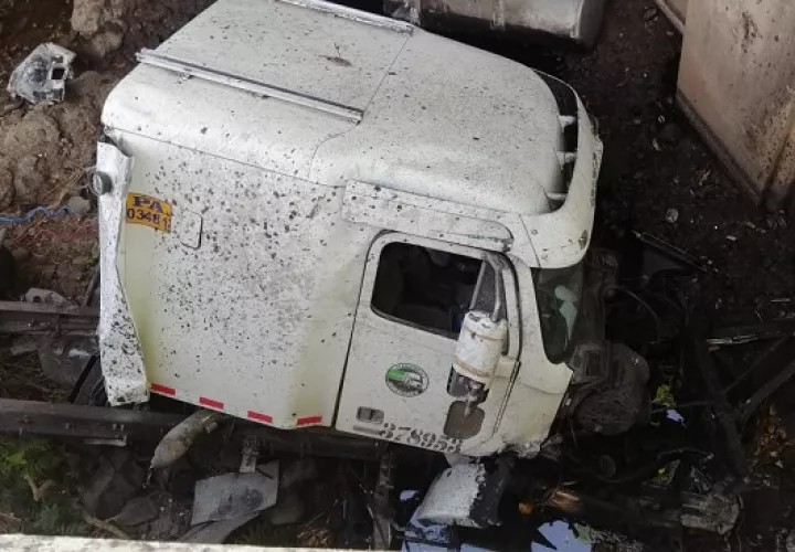 Los primeros informes indican que el conductor del vehículo logró sobrevivir.