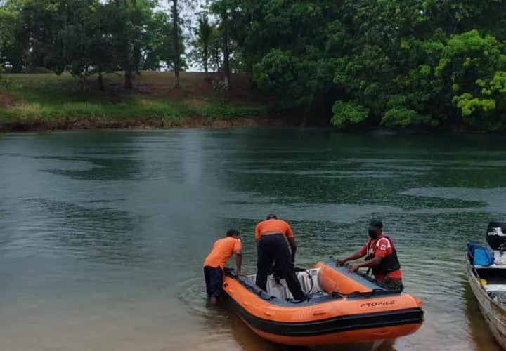 Padre e hijo salieron a pescar y cayeron al agua.