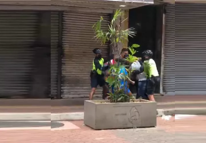 El hecho al que se le está vinculando al hombre ocurrió el jueves 1 de abril en la Avenida Central. 