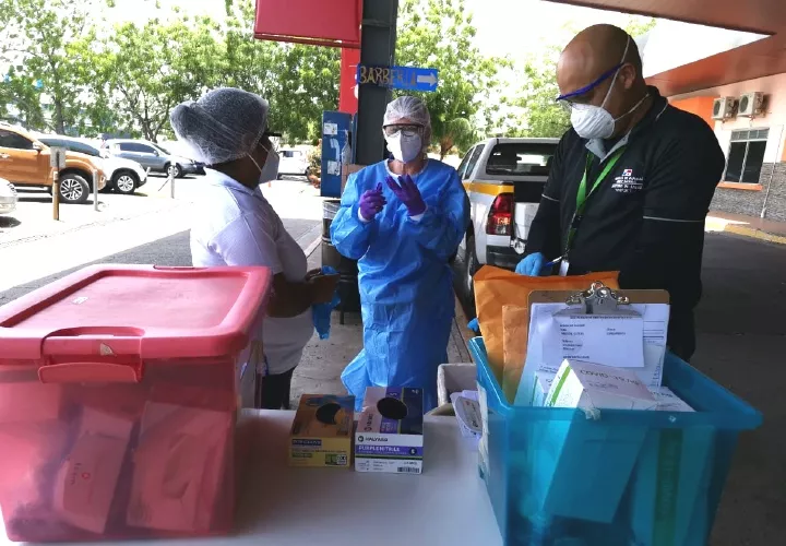 Autoridades de Salud aprovecharon la afluencia de visitantes a playas, rios y balnearios para realizar pruebas de hisopado de forma voluntaria a los asistentes durante Semana Santa.  Thays Domínguez