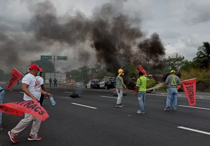 Los manifestantes solicitaban la presencia de la Gobernadora Sindy Smith.