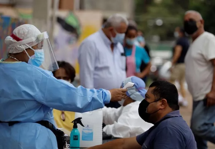 Hoy los casos activos suman 3,395, lo que representa el 1.1%. EFE