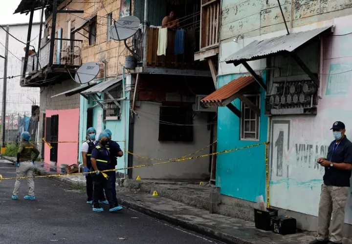 El joven yacía boca arriba, agonizando, vistiendo un pantalón bermudas de color amarillo, una camiseta negra y zapatillas del mismo color. Foto: Edwards Santos