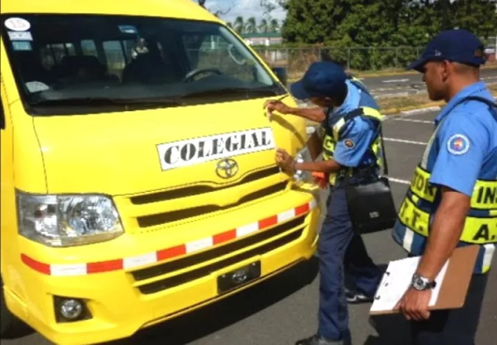 Miembros de la Cámara Nacional de Transportistas Colegiales (CANATRACOL), recorren todas las provincias, para agrupar a sus cerca de 18 mil integrantes.