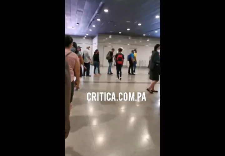 En algunas estaciones hay días en los que la empresa solo mantiene funcionando dos torniquetes.